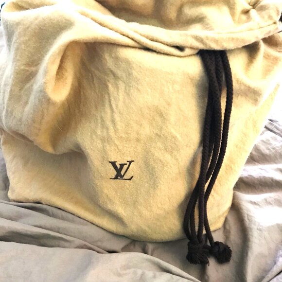 Louis Vuitton Red Cannes Vanity Case with exterior is classic LV EPI Leather - Picture 7 of 12